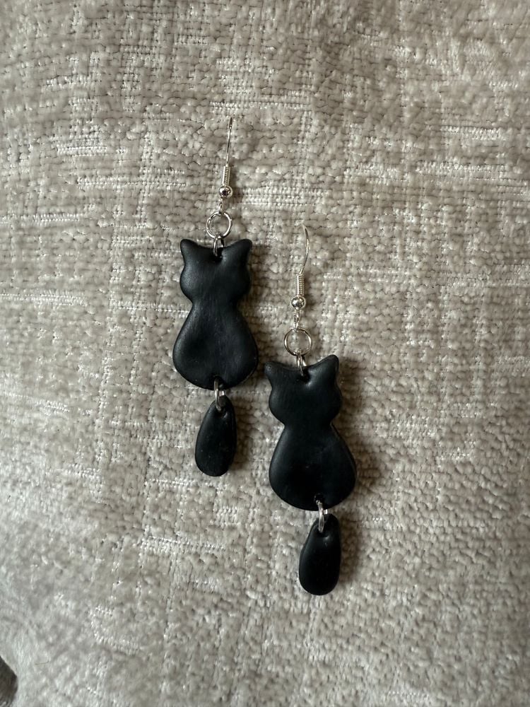 Black Cat Dangle Earrings – Swinging Tail Silhouette Cats